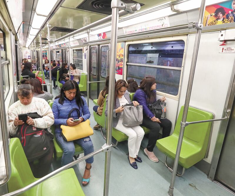 En la estación San Lázaro, del Metro, el miércoles pasado en los vagones exclusivos para mujeres no cabía ni un alfiler; este 9 de marzo sobraron lugares. Foto: DIEGO SIMÓN. EL UNIVERSAL