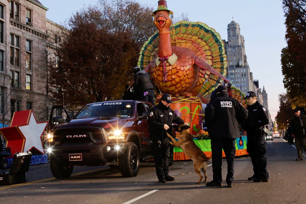 Oficiales de policía de Nueva York montan guardia antes del 91° desfile del Día de Acción de Gracias de la tienda Macy's en Nueva York (Foto: Reuters)
