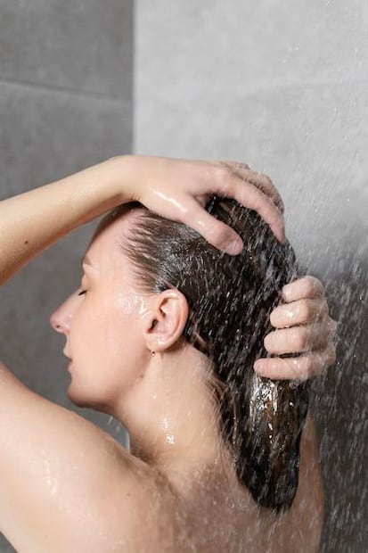 Lavarse el cabello solo una vez por semana podría no ser la mejor idea. Fuente: Freepik.