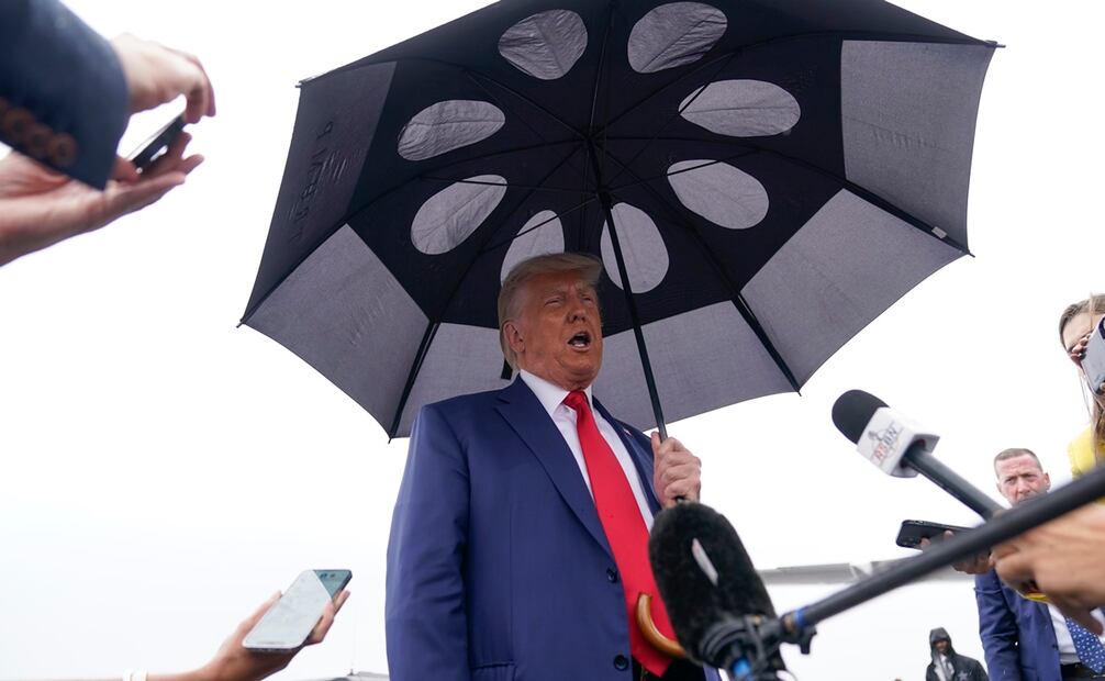 El expresidente Donald Trump, antes de abordar su avión en el Aeropuerto Nacional Ronald Reagan de Washington, luego de enfrentar a una juez por cargos federales de conspiración que alegan que conspiró para subvertir las elecciones de 2020.  Foto: AP