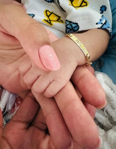 Con esta tierna imagen fue como la actriz anunció que se había convertido en madre. Foto: Instagram