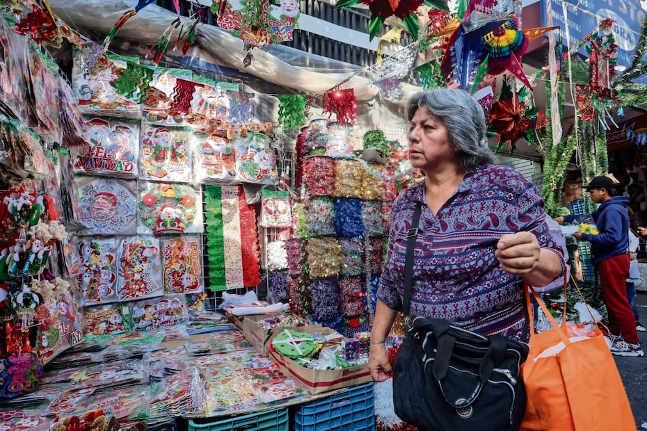 Negocios del Centro Histórico venden todo tipo de artículos navideños. Foto: Luis Camacho / EL UNIVERSAL