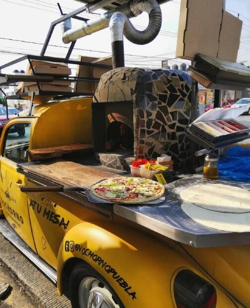 Vochorno, el ingenioso vocho amarillo con una pizzería dentro