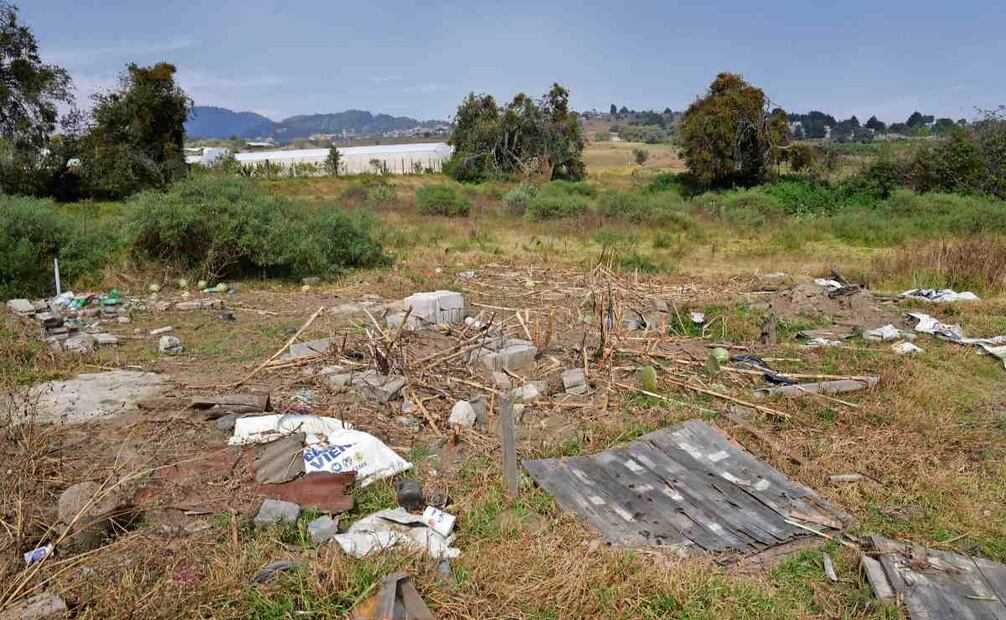 En la zona de suelo de conservación de Tlalpan conviven rastros de viviendas que fueron derrumbadas y otras que se mantienen en pie. Foto: Fernanda Rojas / EL UNIVERSAL