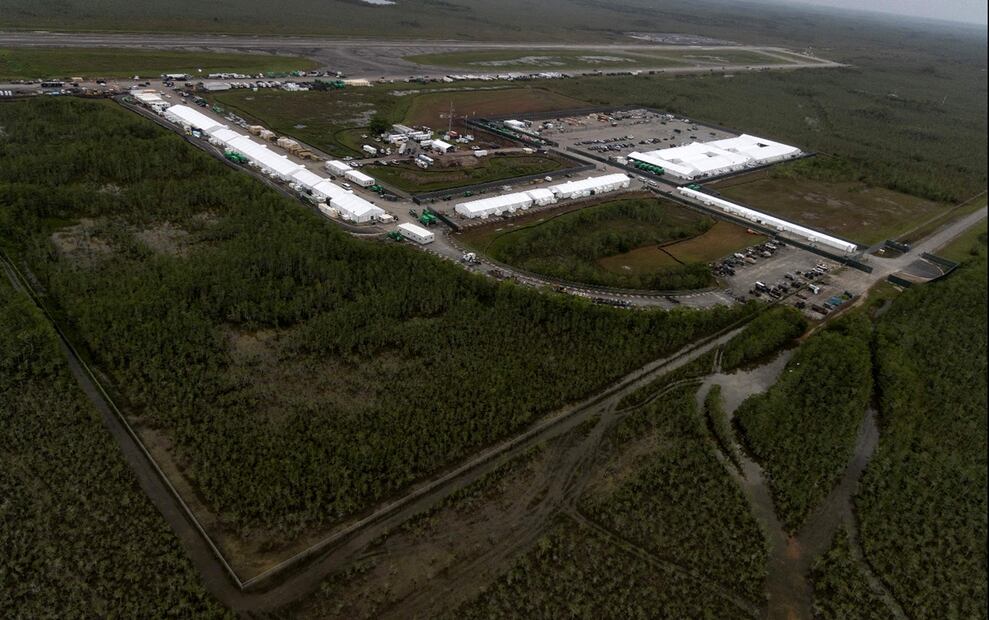 Imagen aérea del centro de detención de migrantes, conocido como "Alligator Alcatraz", ubicado en el antiguo Aeropuerto de Entrenamiento y Transición Dade-Collier en Ochopee, Florida, el 4 de julio de 2025. Foto: AFP