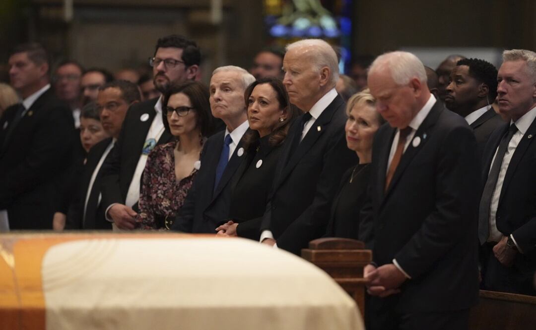 El expresidente de EU, Joe Biden, y la exvicepresidenta, Kamala Harris, acudieron al funeral de la legisladora  Melissa Hortman, asesinada a inicio de mes. Foto: AP