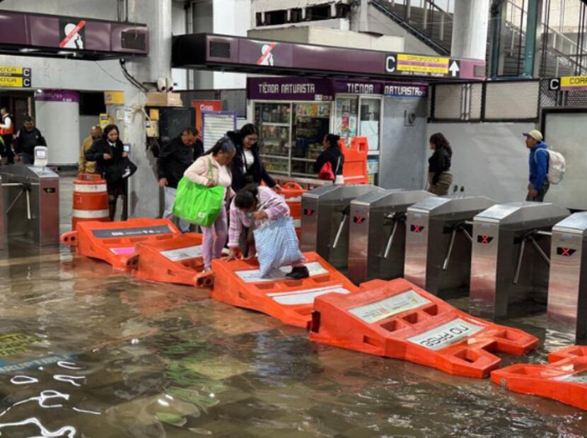 Cientos de usuarios del STC Metro se vieron afectados por las inundaciones en las estaciones Hangares y Pantitlán. Fotos: Redes Sociales