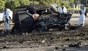 Coche bomba que estalló en Coahuayana, fue accionado a distancia: fiscal de Michoacán; rostros de probables responsables están ubicados, dice