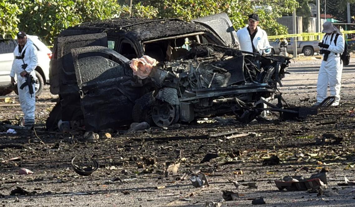 Más de 20 peritos trabajan analizando el lugar donde estalló un coche bomba, el pasado sábado, frente a la comandancia de la Policía Comunitaria de Coahuayana, Michoacán, el domingo 7 de diciembre de 2025. Foto: Carlos Arrieta/EL UNIVERSAL