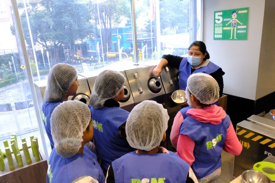 La experiencia de juego de roles en KidZania acerca a los niños a profesiones del mundo real. Foto: Facebook de KidZania México