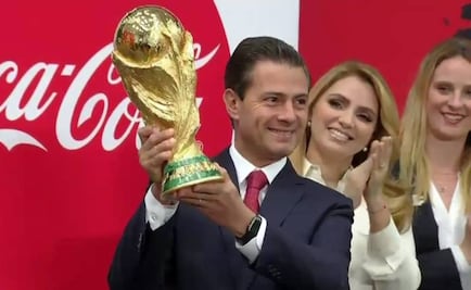 Peña Nieto carga trofeo de la Copa Mundial