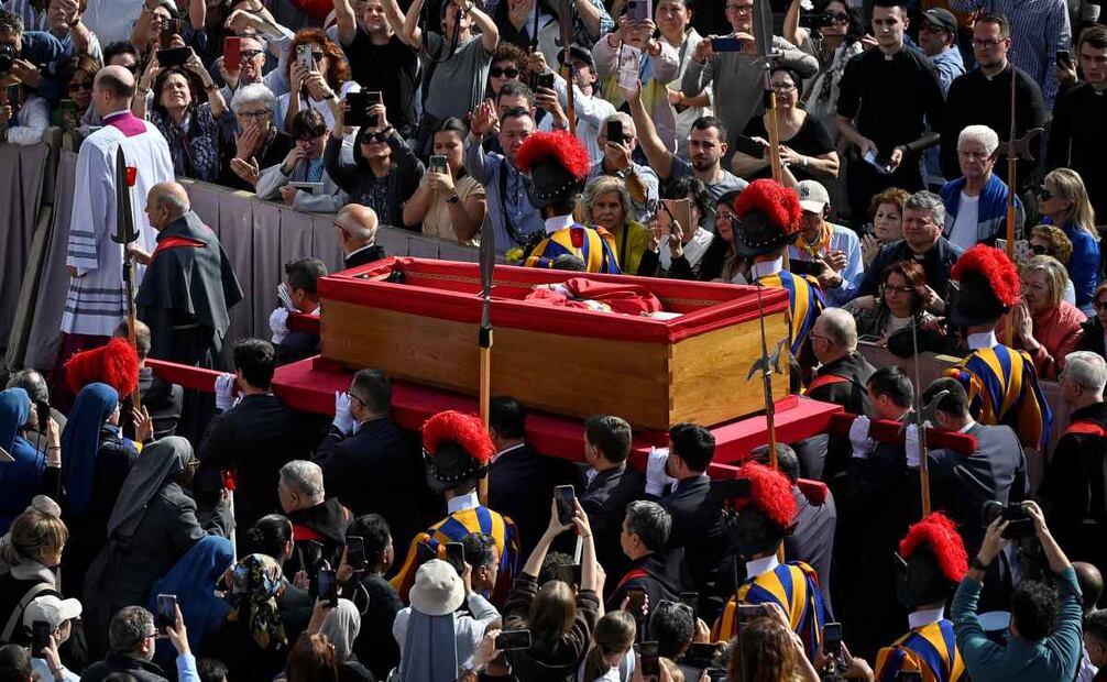 Los portadores del féretro llevan el féretro del Papa Francisco a la Basílica de San Pedro en la Ciudad del Vaticano, el 23 de abril de 2025. El cuerpo del difunto pontífice fue trasladado desde la Capilla de la Casa Santa Marta a la Basílica de San Pedro para ser velado durante tres días. El funeral tendrá lugar el 26 de abril de 2025. Foto: EFE