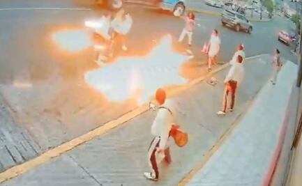 VIDEO: Se "enciende" riña entre mariachis y tragafuegos en calles de Michoacán