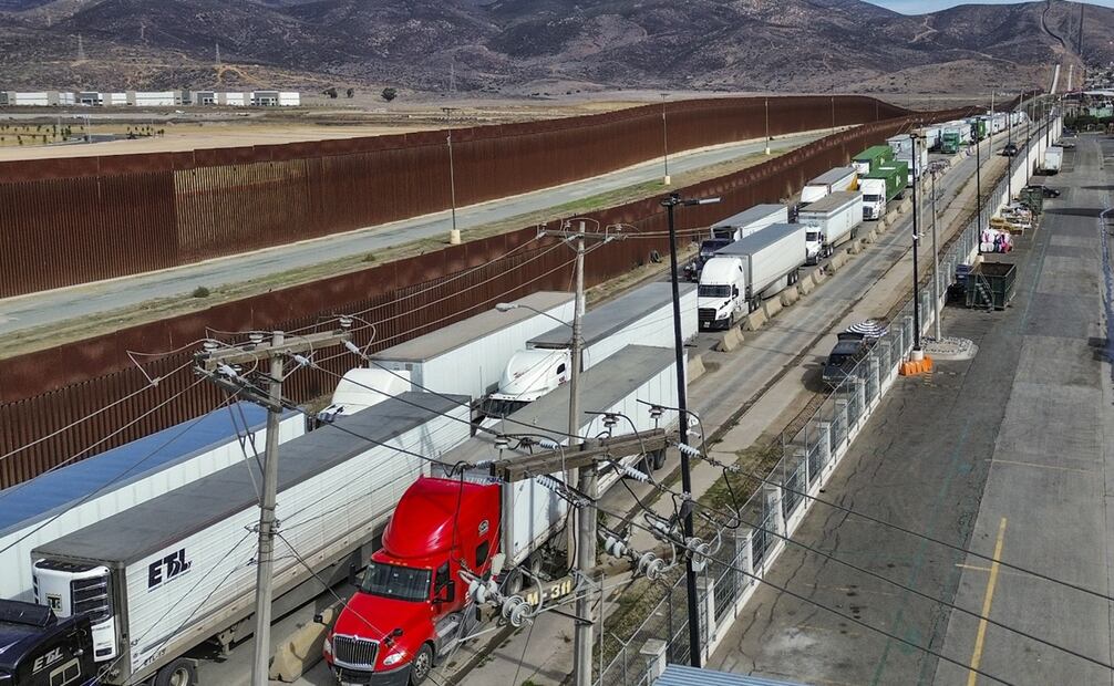 Una fila de camiones espera hasta ocho horas para cruzar la frontera con Estados Unidos en Tijuana, México, tras la activación este viernes 14 de febrero de 2025 de protocolos de seguridad e inspección de documentación. Foto: EFE