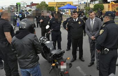 Acude Amieva a puntos de revisión en Iztapalapa