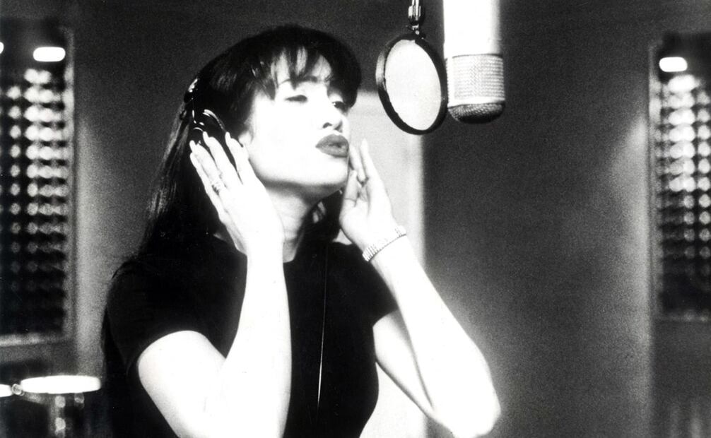 Jennifer López consideró que gracias a Selena Quintanilla se aceptó el tipo de cuerpo latino, con grandes curvas y figura redondeada. Foto: ESPECIAL.