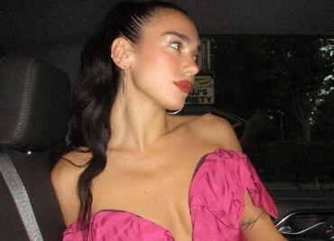 Dua Lipa lleva la tendencia Barbiecore a otro nivel con sensual look Valentino