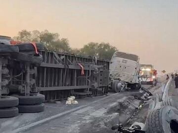 Tráiler cargado de pollos vuelca en el Circuito Exterior Mexiquense; provoca caos vial