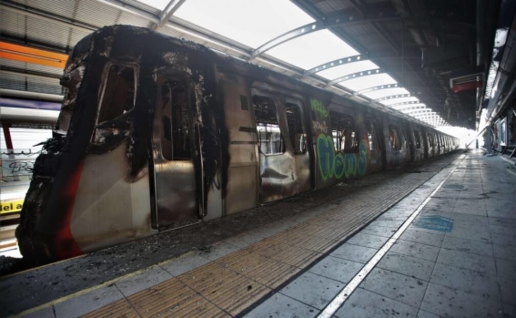 Así amaneció el metro de Chile tras las protestas contra el alza al pasaje