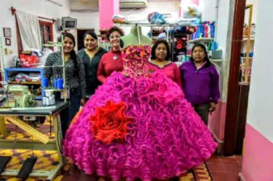 De 5 opciones, Rubí usó vestido de artesanas huastecas y de migrante