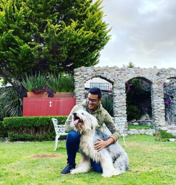 Carlos Rivera vive emotivo momento en concierto: Llora en el escenario por la muerte de su padre