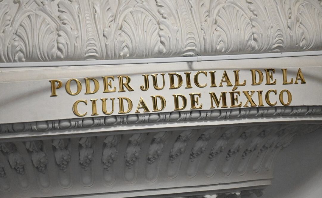 Develan en letras de oro en los muros del Congreso. Foto: Especial
