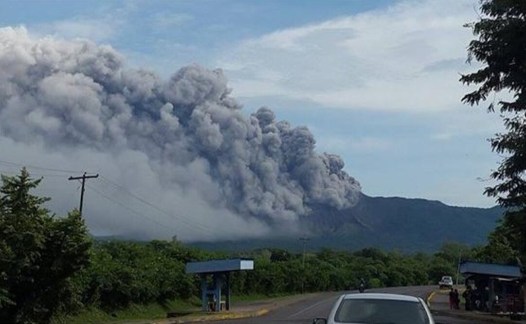El Sistema Nacional para la Prevención, Atención y Mitigación de Desastres señaló la fuerte explosión de gases y cenizas en el Telica. (Foto: @UNoticias)