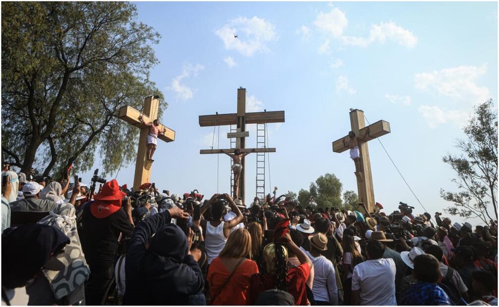 Cristo es cricificado junto a 2 ladrones. Foto: Gabriel Pano/EL UNIVERSAL