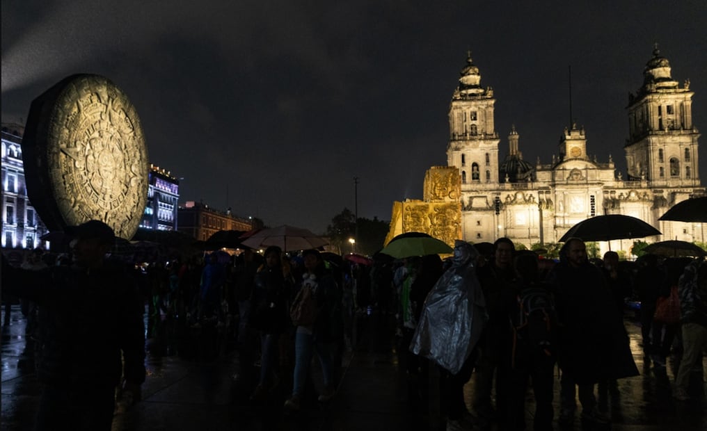Personas observan la inauguración del videomapping “Memoria luminosa” con motivo de los 700 años de la fundación de México-Tenochtitlán en el Zócalo de la Ciudad de México, el 11 de julio de 2025. Foto: Hugo Salvador /EL UNIVERSAL