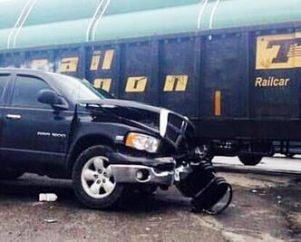 Tamaulipas: Familia se salva de morir en choque con tren