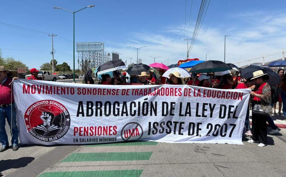 Maestros se manifiestan frente al Aeropuerto Internacional de Hermosillo, Sonora (23/05/2025). Foto: Especial