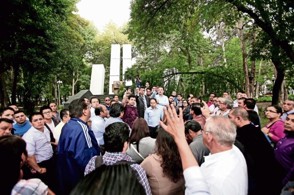 Los conductores de uber realizaron una asamblea en el parque México para elaborar un pliego petitorio (VALENTE ROSAS. EL UNIVERSAL)