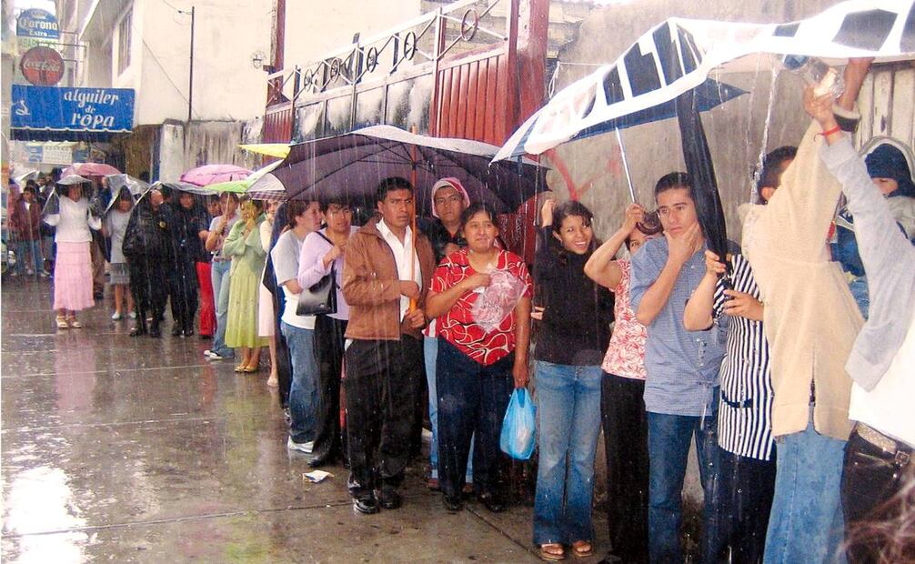 En Gustavo A. Madero, más de 100 votantes soportaron la fuerte lluvia que cayó el día de las elecciones de 2006, en las inmediaciones del Reclusorio Norte. Foto: Rubelio Fernández/Hemeroteca EL UNIVERSAL.