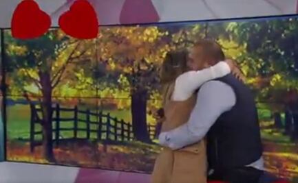 Conductora presenta noticia de propuesta de matrimonio... ¡para ella! 