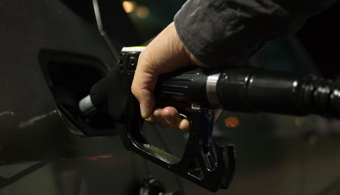El trasladarte con el mínimo de gasolina puede ocasionar daños dentro del motor de tu vehículo. Foto: Pixabay
