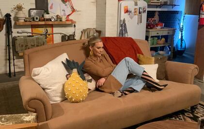 Captan a Hilary Duff en concierto de The Killers: pide una michelada y se toma selfis con fans 