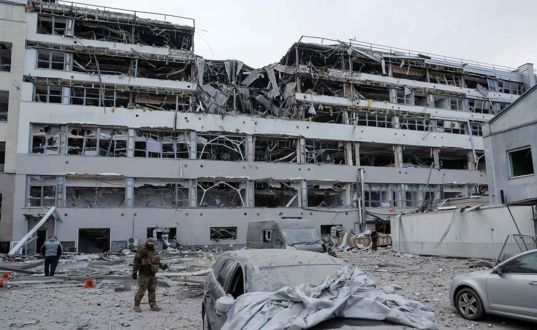Vista de un edificio destruido en la capital de Ucrania, Kiev, después de un ataque ruso con misiles y drones. Foto: EFE