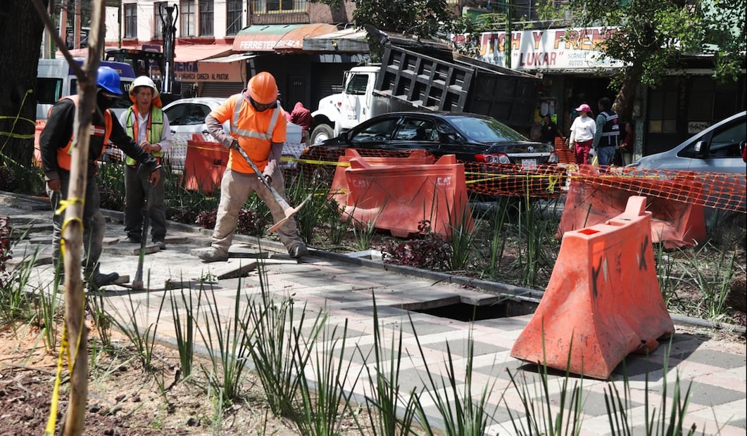 Trabajadores retiran el adoquín del camellón de avenida Talismán, en Gustavo A. Madero, el 26 de agosto de 2025, para iniciar los trabajos de reparación de un socavón en el que el sábado pasado cayó una señora. Foto: Carlos Mejía /EL UNIVERSAL