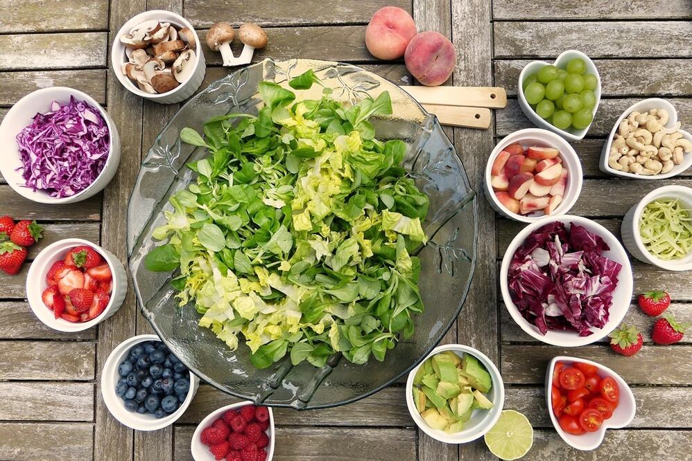 Los aderezos aumentan el número de calorías en las ensaladas / Foto: Pixabay
