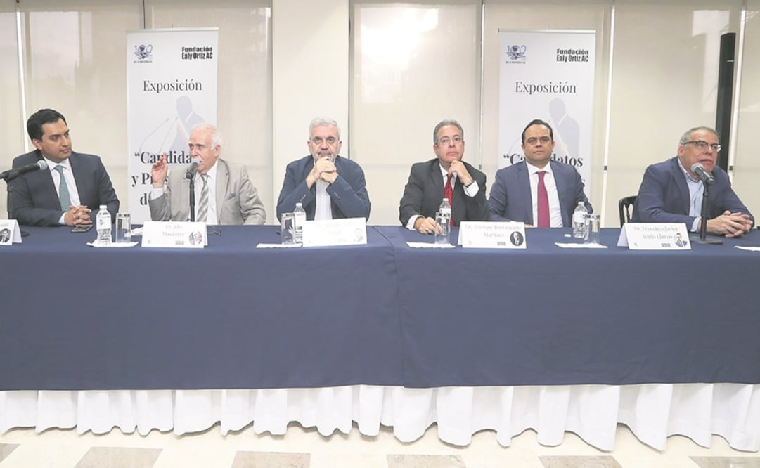 El subdirector de Opinión de EL UNIVERSAL, Esteban Román, y los especialistas Elio Masferrer y Alberto Aziz; Enrique Bustamante Martínez, director de la Fundación Ealy Ortiz, A.C.