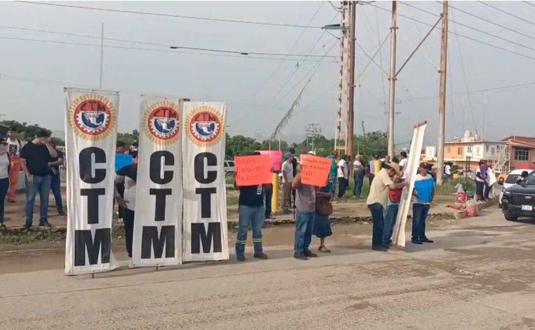 Trabajadores protestan en la refinería de Salina Cruz; exigen a Pemex pague adeudos con proveedores.
Foto: Especial.