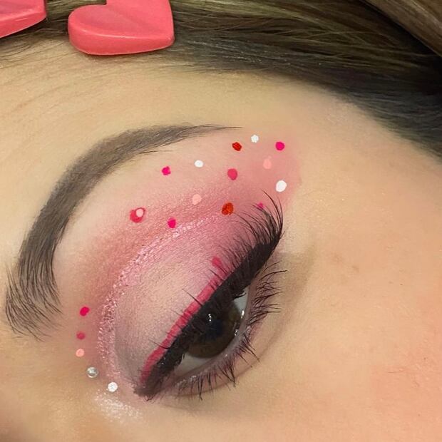 Atrévete a jugar con los colores y crea un look único. Foto: Instagram @beautybydiana7