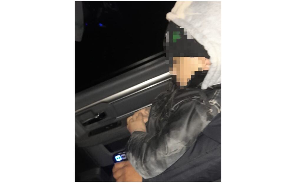 Localizan a un niño de cinco años abandonado en un camino de terracería, luego de qué se encontraba a bordo de un automóvil, que fue robado violentamente a su familia en Tlaxcoapan, Hidalgo (3/12/2024). Foto: Especial