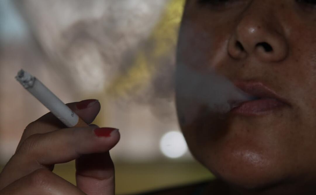 El peligro de padecimientos cardiovasculares se duplica cuando el paciente se rehúsa a dejar el cigarro. Foto: Archivo