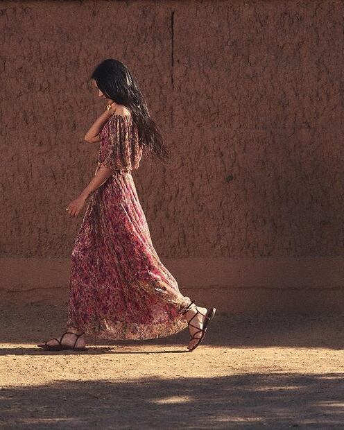 El estilo boho se puede lucir con sandalias planas de piel. Foto: Especial. Instagram @bashparis