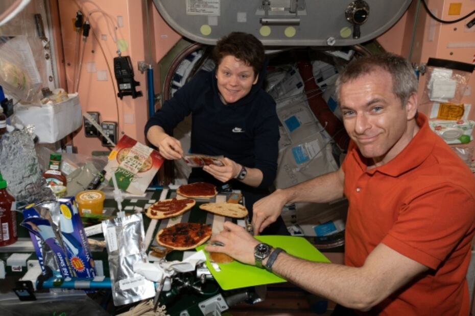 Por qué es peligroso comer pizza en el espacio