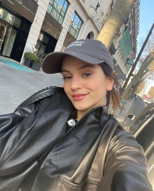 Rosalía impone tendencia al llevar chongo con gorra