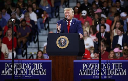 Trump bromea de nuevo con presentarse a las elecciones de 2028; ley prohíbe un tercer mandato