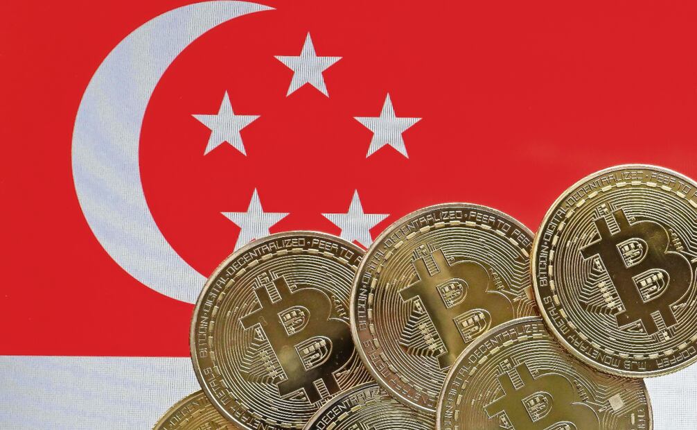 Ilustración que muestra criptomonedas sobre la bandera nacional de Singapur. Se han trazado flujos de USDT de Intercam a Singapur. Foto: Manan Vatsyayana / AFP