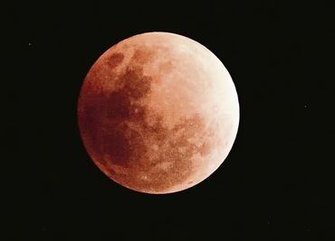 Eclipse lunar: ¿Cuál es el riesgo de ver el fenómeno astronómico de forma directa?